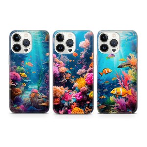 Könnte beinhalten: Drei transparente Handyhüllen mit bunten Unterwasserszenen, die Korallenriffe, tropische Fische und einen blauen Meeresgrund zeigen.