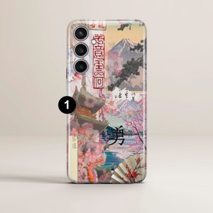 Op de afbeelding: Een telefoonhoesje met een collage van Japanse ge&iuml;nspireerde afbeeldingen, waaronder kersenbloesems, bergen en traditionele architectuur. Het hoesje heeft een transparante achtergrond met een kleurrijke collage van afbeeldingen.