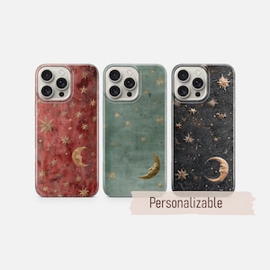 Può includere: Tre cover per smartphone in rosso, verde salvia e nero, ciascuna con una finitura testurizzata e motivi celesti dorati che includono stelle e una luna crescente con un volto. Il testo "Personalizable" è visualizzato sotto le cover.