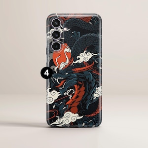 Pu&ograve; includere: Una custodia per telefono nera con un design di drago giapponese colorato. Il drago &egrave; rosso, nero e bianco su uno sfondo blu. La custodia ha un ritaglio per una fotocamera a tre obiettivi.