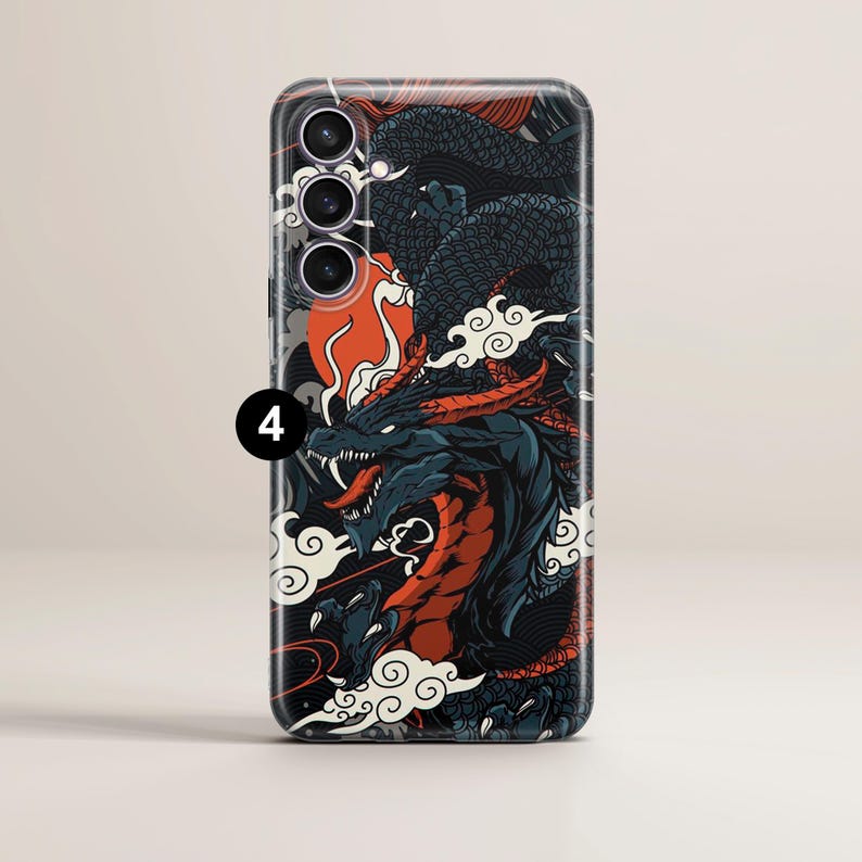 Pu&ograve; includere: Una custodia per telefono nera con un design di drago giapponese colorato. Il drago &egrave; rosso, nero e bianco su uno sfondo blu. La custodia ha un ritaglio per una fotocamera a tre obiettivi.