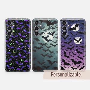 Peut inclure: Trois coques de téléphone avec des motifs d'Halloween. Les coques présentent des motifs de chauves-souris en noir, violet et vert sur fond noir, une silhouette de chauve-souris contre une lune et un motif de chauve-souris avec un dégradé violet. Le mot "Personnalisable" est en bas.