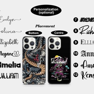 Pu&ograve; includere: Due custodie per iPhone con design diversi. La custodia a sinistra presenta un drago nero con un contorno dorato su sfondo nero. La custodia a destra presenta un drago rosa con una montagna e un tramonto su sfondo nero. Entrambe le custodie hanno il testo "Tokyo Japan" stampato in basso. Il testo "Richard" &egrave; stampato sulla custodia a destra.