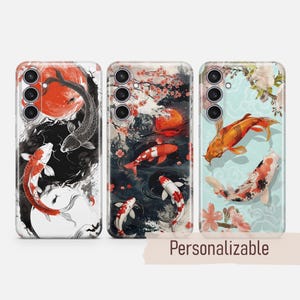Könnte beinhalten: Drei Handyhüllen mit Koi-Fisch-Designs. Die Hüllen zeigen lebendige Illustrationen von Koi-Fischen in verschiedenen Umgebungen, darunter eine rote Sonne, Kirschblüten und Wasser. Das Wort "Personalisierbar" ist unten aufgedruckt.