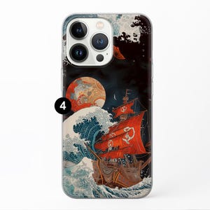 Puede incluir: Una funda de tel&eacute;fono con un dise&ntilde;o de un barco navegando a trav&eacute;s de una ola con una bandera roja y blanca. El fondo es azul oscuro con una luna roja y blanca.