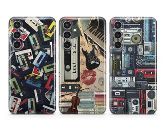 Puede incluir: Tres fundas para teléfono con diseños diferentes. La primera funda presenta un collage de cintas de casete. La segunda funda presenta una guitarra, un violín y una pila de cintas de casete. La tercera funda presenta un collage de boomboxes vintage y cintas de casete.