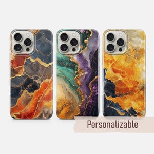 以下が含まれることがあります： 異なる大理石模様のiPhoneケース3つ。最初のケースは、濃い青、オレンジ、金色のマーブル模様。2つ目のケースは、緑、紫、金色のマーブル模様。3つ目のケースは、黄色、オレンジ、金色のマーブル模様です。