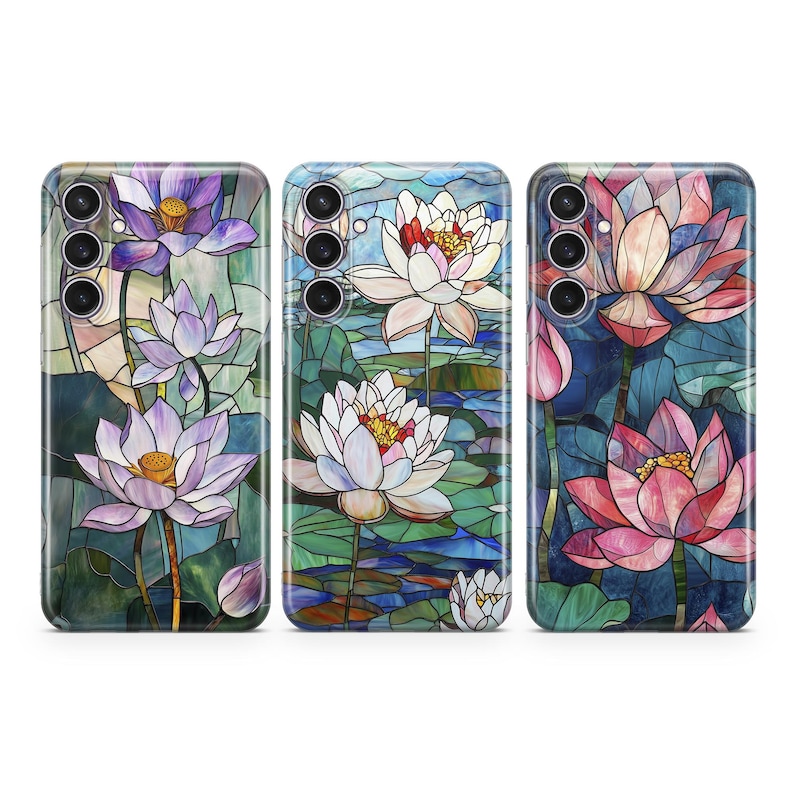 Op de afbeelding: Drie telefoonhoesjes met een glas-in-loodontwerp met roze, witte en paarse lotusbloemen op een blauwe en groene achtergrond.