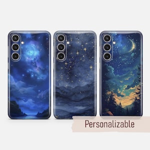 Op de afbeelding: Drie telefoonhoesjes met hemelse ontwerpen. De hoesjes tonen een nachtelijke sterrenhemel, een nevel en een maan boven een bos. Het woord "Personalizable" staat op een beige banner eronder.