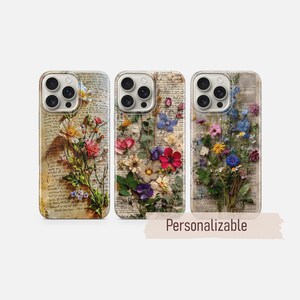 Puede incluir: Tres fundas para teléfono con diseños florales. Cada funda presenta una disposición diferente de flores secas en varios colores, sobre un fondo de papel envejecido con texto manuscrito. Las fundas están etiquetadas como "Personalizable".