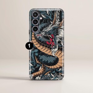 Pu&ograve; includere: Una custodia per telefono nera con un'illustrazione colorata di un drago. Il drago &egrave; blu, rosso e oro. La custodia del telefono ha un ritaglio per la fotocamera con tre obiettivi.