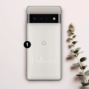 Op de afbeelding: Een witte telefoonhoes met een Google-logo en de naam "Patricia" in wit handschrift.