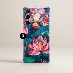 Op de afbeelding: Een telefoonhoesje met een glas-in-loodontwerp met roze en blauwe lotusbloemen op een donkerblauwe achtergrond.