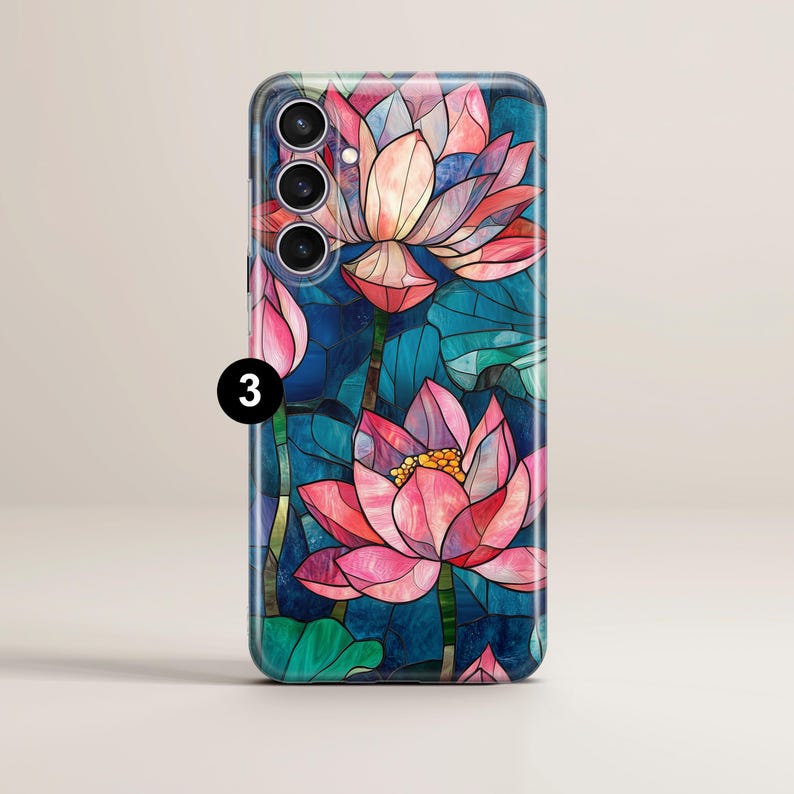 Op de afbeelding: Een telefoonhoesje met een glas-in-loodontwerp met roze en blauwe lotusbloemen op een donkerblauwe achtergrond.