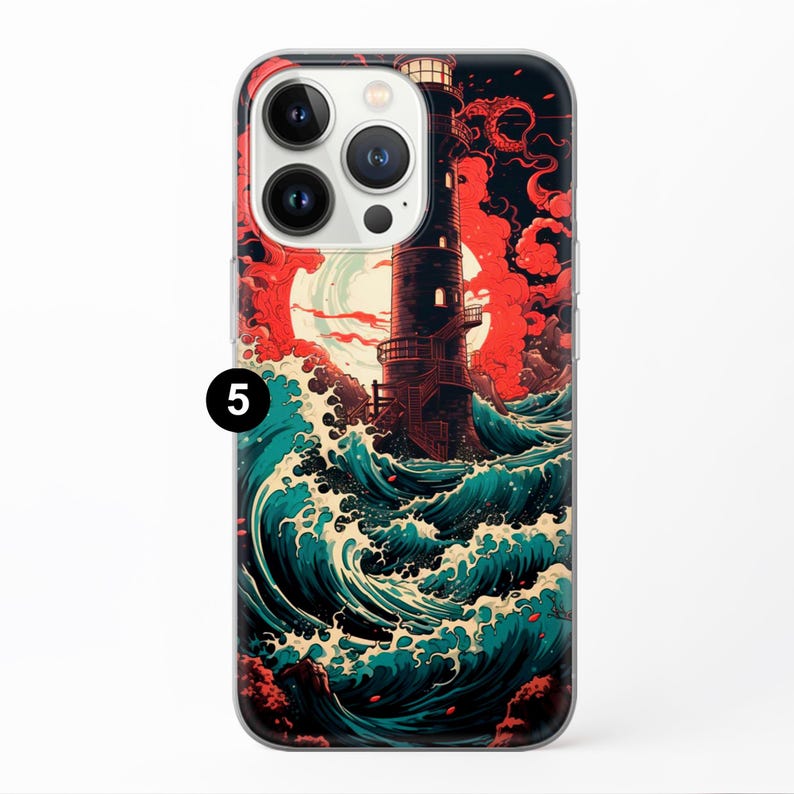 Puede incluir: Una funda transparente para tel&eacute;fono con un gr&aacute;fico de un faro de pie en una costa rocosa con grandes olas rompiendo a su alrededor. El faro es negro con un techo rojo y molduras blancas. Las olas son azules y verdes con espuma blanca. El fondo es un cielo rojo oscuro y negro con una luna llena.