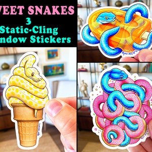Puede incluir: Tres pegatinas estáticas para ventanas que representan una serpiente amarilla y blanca envuelta alrededor de un cono de helado, una serpiente azul envuelta alrededor de una paleta de helado y una serpiente azul envuelta alrededor de rosquillas rosadas. Las pegatinas están todas sobre un fondo blanco y tienen el texto "SWEET SNAKES 3 Static-Cling Window Stickers" en la parte superior.