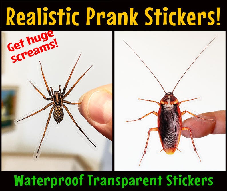 Puede incluir: Dos pegatinas de broma realistas, una de una ara&ntilde;a marr&oacute;n y otra de una cucaracha marr&oacute;n. Las pegatinas est&aacute;n sobre un fondo blanco y se sostienen con los dedos. El texto "Get huge screams!" est&aacute; en letras rojas en el lado izquierdo de la imagen. El texto "Waterproof Transparent Stickers" est&aacute; en letras verdes en la parte inferior de la imagen.
