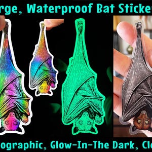 Puede incluir: Tres pegatinas de murciélago, una holográfica, una que brilla en la oscuridad y una transparente. Cada pegatina presenta una ilustración detallada de un murciélago colgado boca abajo. El texto "Large, Waterproof Bat Stickers!" está en la parte superior de la imagen. El texto "Holographic, Glow-In-The Dark, Clear" está en la parte inferior de la imagen.