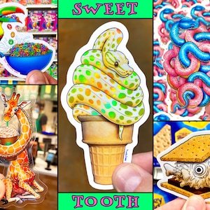 Può includere: Un set di quattro adesivi con illustrazioni colorate. Il primo adesivo mostra un tucano che tiene una ciotola di cereali. Il secondo adesivo mostra un serpente verde e giallo avvolto attorno a un cono gelato. Il terzo adesivo mostra un ciambella rosa e blu con un serpente blu avvolto attorno. Il quarto adesivo mostra una creatura marrone e bianca con occhi sporgenti su un cracker graham.