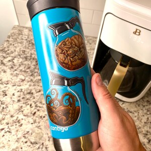FLER BLÄCKFISK-KLISTERMÄRKER! 6 vattentäta klistermärken med roliga bläckfiskar som mat och kaffe! Glittriga, transparenta och 3D-klistermärken! Munk-, bläckfisk- och pajkonst bild 9