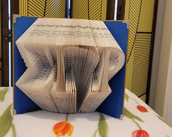 Sigma Gamma Rho Book Art: Scultura con lettere della confraternita greca