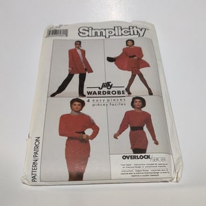 Könnte beinhalten: Simplicity-Schnittmuster für eine Jilly-Garderobe mit vier einfachen Teilen. Das Schnittmuster zeigt vier verschiedene Outfits, alle in Rot, mit einem schwarzen Gürtel und schwarzen Schuhen. Das Schnittmuster enthält Anweisungen für die Verwendung einer Overlock- oder einer Overlock-Nähmaschine.