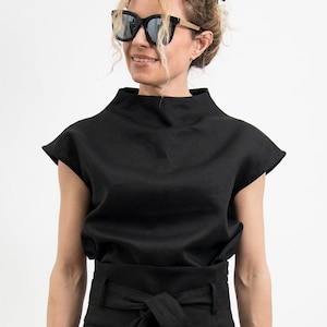 Zwart linnen crop top avant-garde kleding, linnen blouse vrouwen korte mouw, dames linnen top, Goth shirt voor vrouwen afbeelding 1