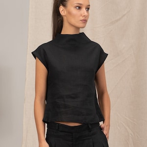 Schwarzes Leinen-Top, Avantgarde-Kleidung, Leinenbluse für Damen, kurze Ärmel, minimalistisches Damen-Top, futuristische Kleidung, Leinenkleidung Bild 1