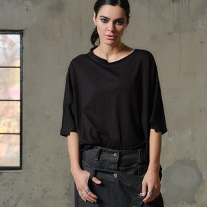 女性用アシンメトリートップス、ミニマルなビスコースTシャツ、幾何学的なディテールのオーガニックブラウス、プラスサイズあり、スローファッション
