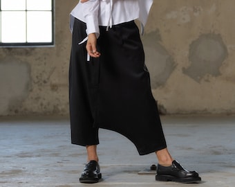 Pantaloni con cavallo basso in lana nera con dettagli asimmetrici, pantaloni d'avanguardia da donna, pantaloni larghi, abbigliamento urbano sostenibile minimalista