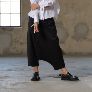 Zwarte merinowollen broek met laag kruis en asymmetrische details, avant-garde broek dames, wijde broek, winter boho broek, grote maten beschikbaar