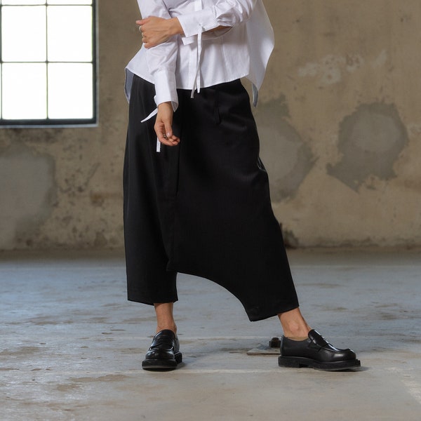 Pantalon en laine noire à entrejambe bas avec détails asymétriques, pantalon avant-gardiste femme, pantalon ample et vêtement urbain durable minimaliste