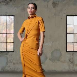 マスタードカラーのアバンギャルドなビスコースドレス、贅沢なアシンメトリーのマキシドレス、暖かいロングドレス、スローファッション、カプセルワードローブ