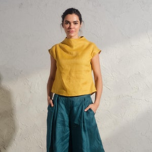 マスタードカラーのサマーリネントップス、アバンギャルドな服、オーガニックノースリーブリネンブラウス、レディースボヘミアンリネントップス、プラスサイズあり