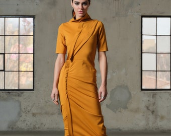 Robe avant-gardiste en viscose de couleur moutarde, robe longue asymétrique extravagante, mode lente, garde-robe capsule, vêtements durables