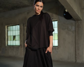 Lässiges Zweierset – avantgardistische Hose mit tiefem Schritt und asymmetrisches Viskose-Top in Schwarz, Bio-Damenbekleidung in Übergröße, Slow Fashion