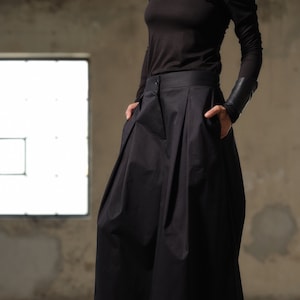 Pantaloni gonna in cotone nero, pantaloni palazzo a gamba larga abbigliamento biologico da donna, pantaloni neri stravaganti con pieghe da donna, moda lenta immagine 1