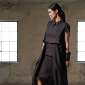 黒のアシンメトリードレス、アバンギャルドな女性服、プラスサイズのミディリネンドレス、カプセルワードローブ、リネンの服、スローファッション