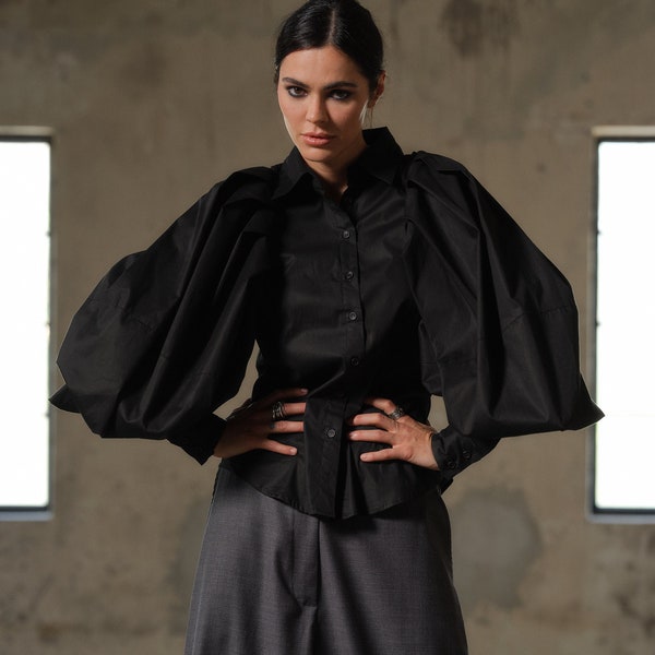 Zwart avant-garde shirt met pofmouwen, Extravagante damestop, Goth shirt voor dames, Slow fashion, Capsule garderobe, Duurzame kleding