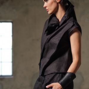 Asymmetrische Leinenbluse aus schwarzem Leinen, Avantgarde Kleidung, Leinenoberteil Damen, Leinenkleidung, Slow Fashion, Capsule Garderobe, Nachhaltige Kleidung Bild 1