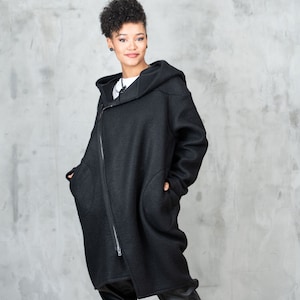 非対称の 100% ウールのレディースコート、すぐに発送可能なサイズ 4XL、6XL、アバンギャルドなロングウールジャケット
