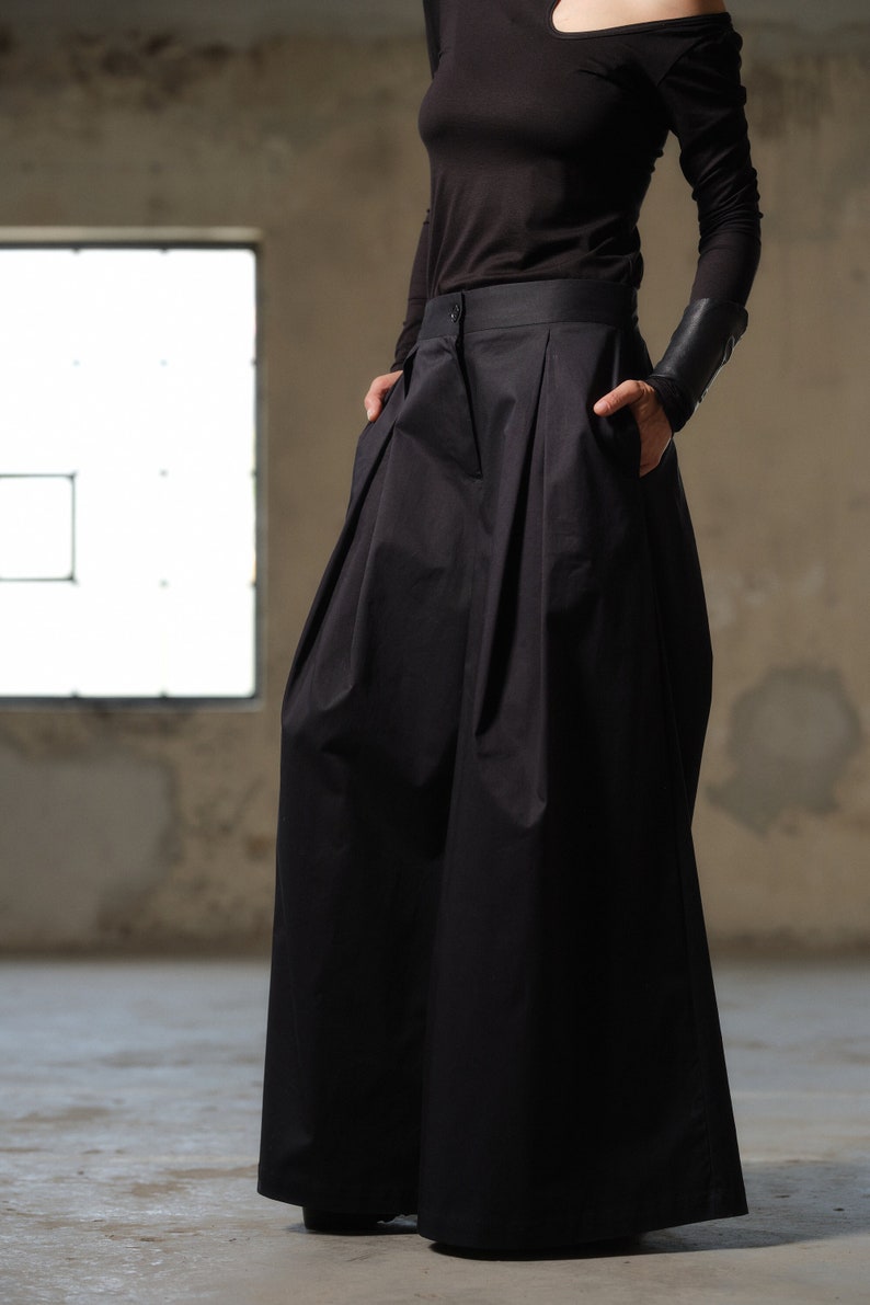 Pantaloni gonna in cotone nero, pantaloni palazzo a gamba larga abbigliamento biologico da donna, pantaloni neri stravaganti con pieghe da donna, moda lenta immagine 1