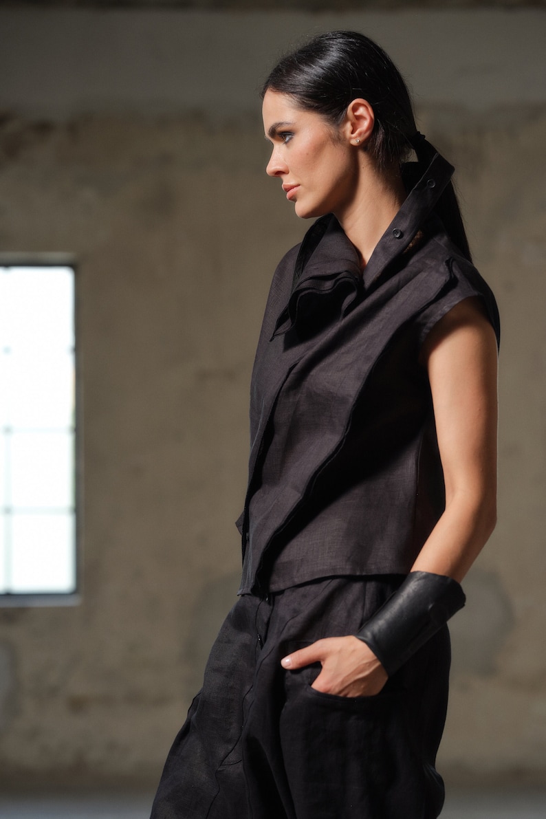 Asymmetrische Leinenbluse aus schwarzem Leinen, Avantgarde Kleidung, Leinenoberteil Damen, Leinenkleidung, Slow Fashion, Capsule Garderobe, Nachhaltige Kleidung Bild 1