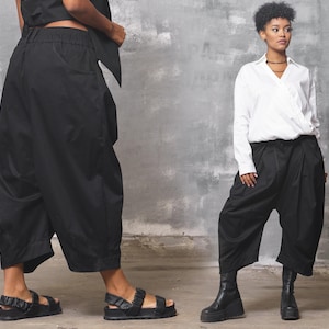 アバンギャルドなブラックのバギーパンツ、贅沢なドロップクロッチコットンパンツ、テーパードバレルパンツ、スローファッション、カプセルワードローブ