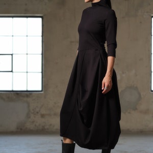 黒のアシンメトリードレス、アバンギャルドなドレス、贅沢なロングドレス、スローファッション、カプセルワードローブ、持続可能な服