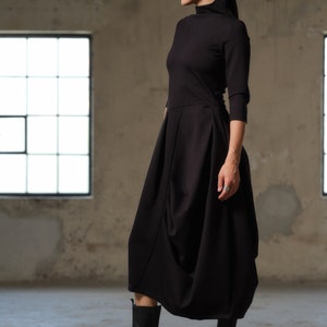 Robe noire asymétrique, robe avant-gardiste, robe longue extravagante, slow fashion, garde-robe capsule, vêtements durables