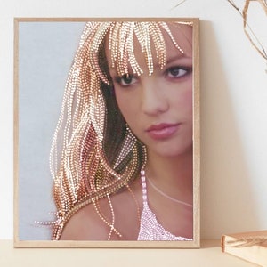 Britney Spears Pôster | Retrato de close-up de Britney | Celebridade de lantejoulas brilhantes | Arte de parede deslumbrante | Arte de parede de ícone pop estilo vintage