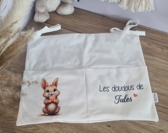 Pochette de lit bébé personnalisé - Range tétine/doudou Lapin Cœur - Organisateur de lit déco chambre de bébé personnalisable | Bout'D'Chou