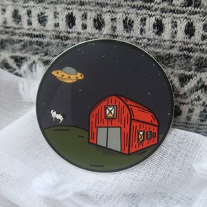 UFO、赤い納屋、牛を描いた UFO ビニール ステッカー。エイリアン好きの方に最適です。