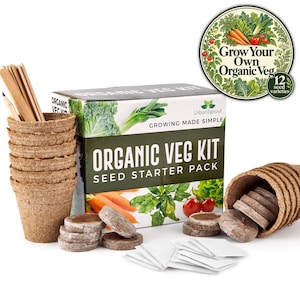 Könnte beinhalten: Ein Bio-Gemüsesamen-Starterset mit einer rechteckigen Schachtel mit der Aufschrift Organic Veg Kit Seed Starter Pack, einem Stapel brauner Fasertöpfe, gepressten Erdscheiben, weißen Samentüten sowie Holzpflanzenmarkern und einem Bleistift.